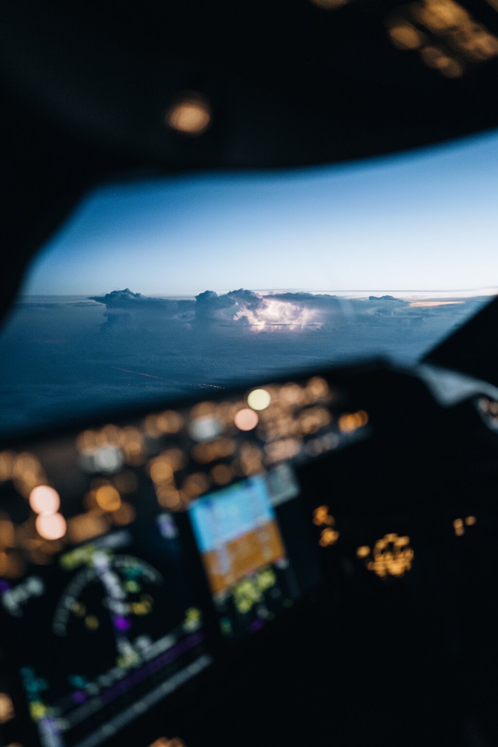 Cockpit met wolken op de achtergrond.